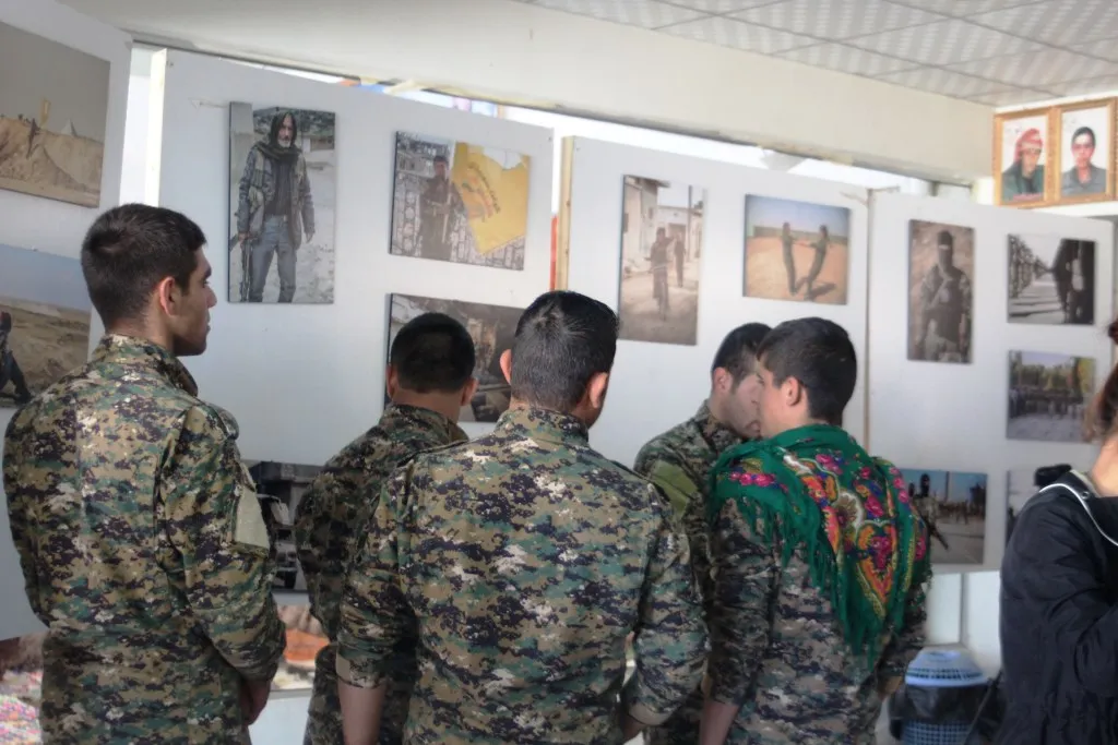 Şopdarên Rojê pêşangeha wêneyan li Kobanê vekir