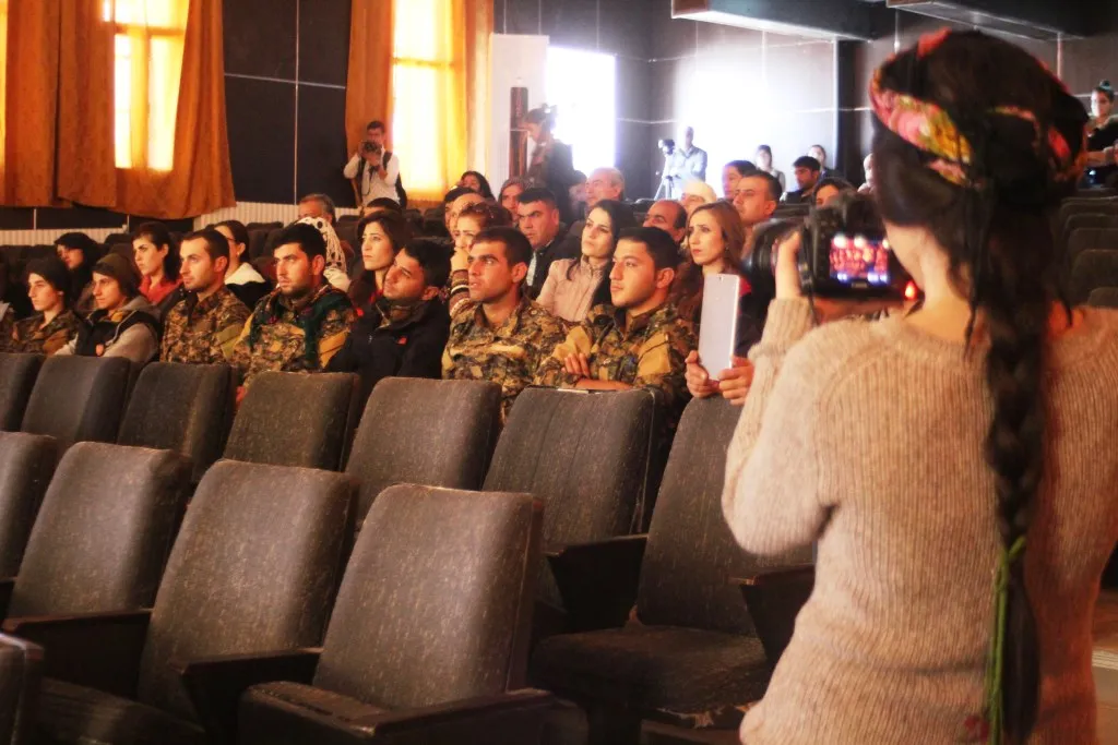 Şopdarên Rojê pêşangeha wêneyan li Kobanê vekir