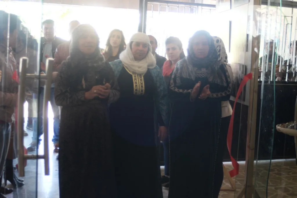 Şopdarên Rojê pêşangeha wêneyan li Kobanê vekir