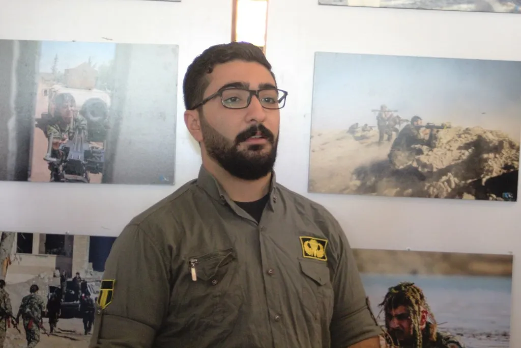 Şopdarên Rojê pêşangeha wêneyan li Kobanê vekir
