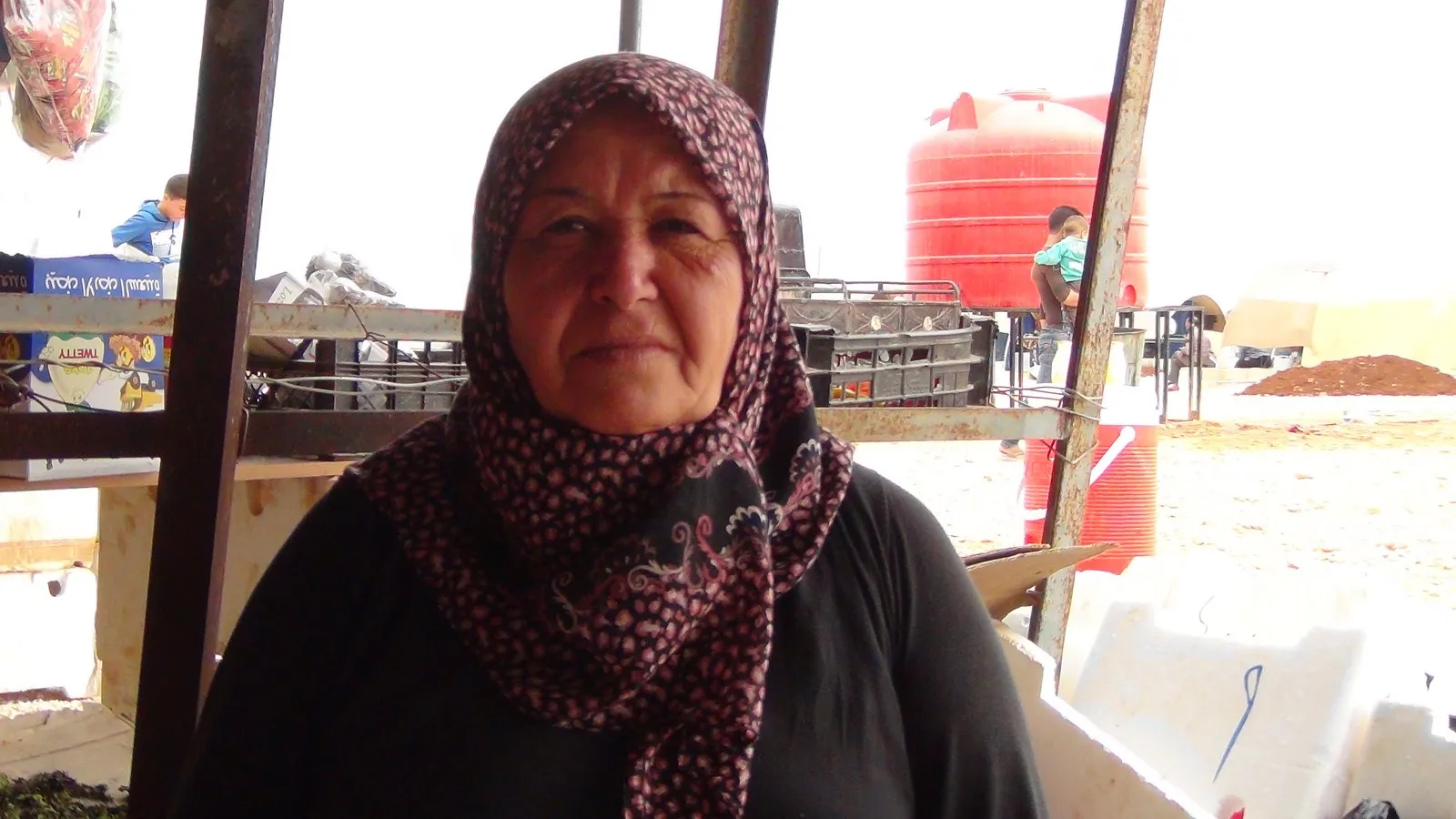 Ji dagirkeriyê re serî netewand û di kampê de malbata xwe xwedî dike