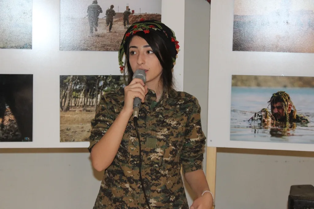 Di her wêneyekî de çîrokeke berxwedan û têkoşînê