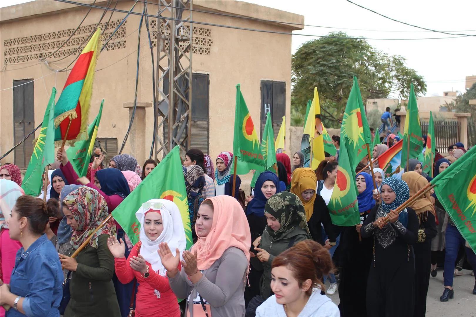 ‘Bi saya hêz û îradeya jinên azad dê Efrîn rizgar bibe’