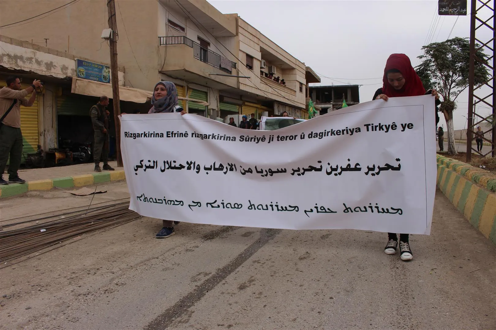 ‘Bi saya hêz û îradeya jinên azad dê Efrîn rizgar bibe’