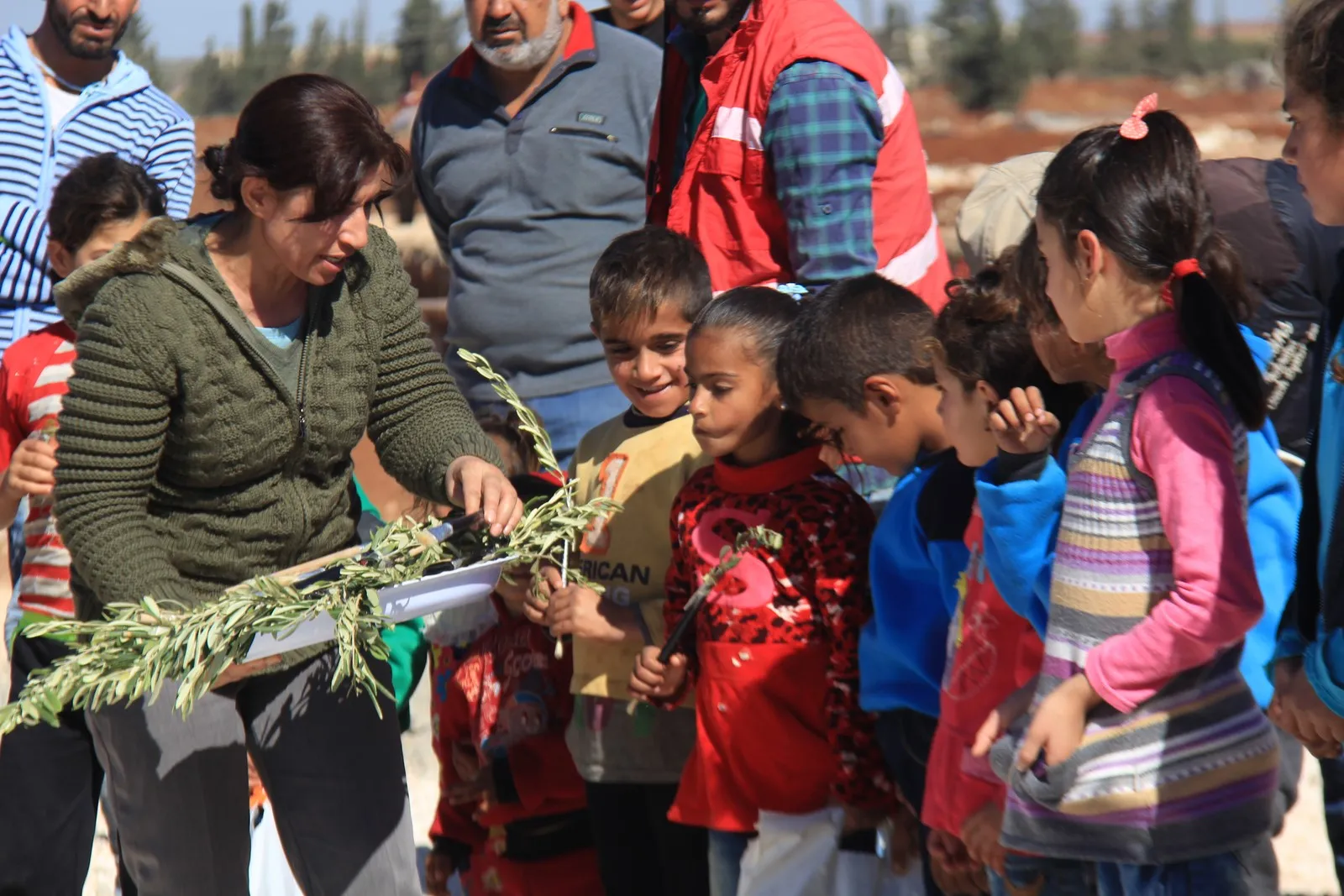 Zarokên Efrînê hestên xwe li ser tabloyeke 200 metre nexş dikin