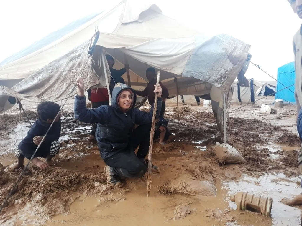 Koçberên Kampa Ebû Xeşeb ji ber lehiyê bê zar in