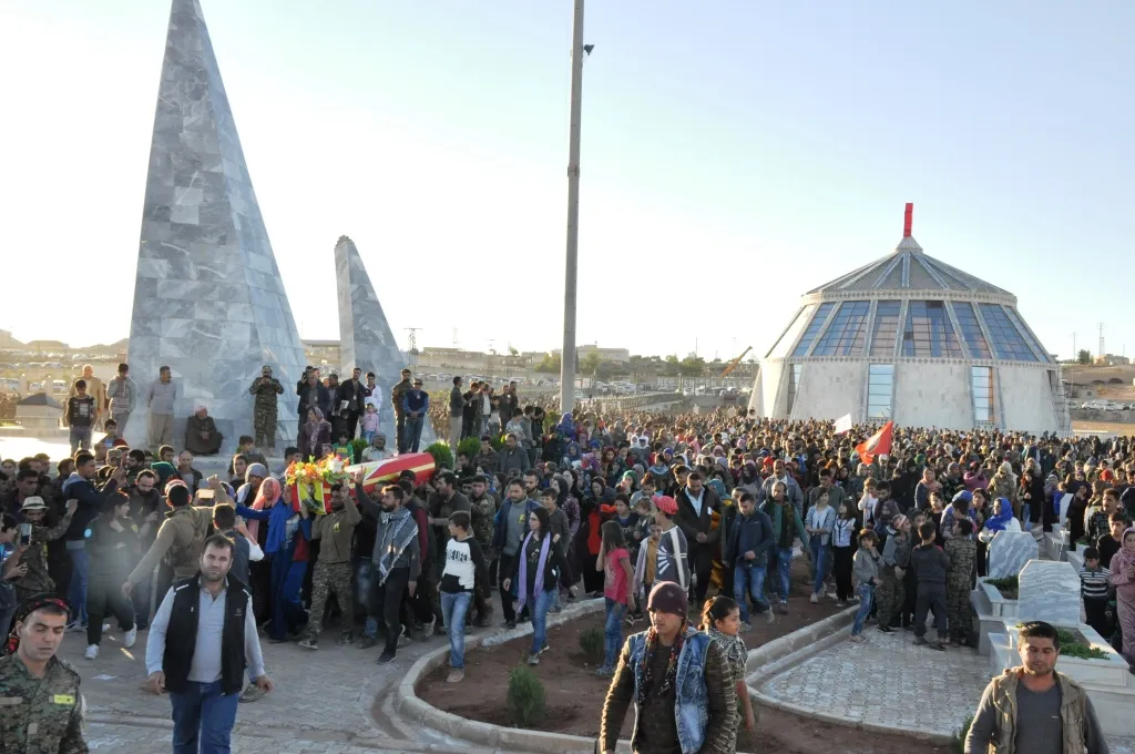 Li Kobanê şehîdek hate oxirkirin û nasnemeya du şehîdan hate eşkerekirin