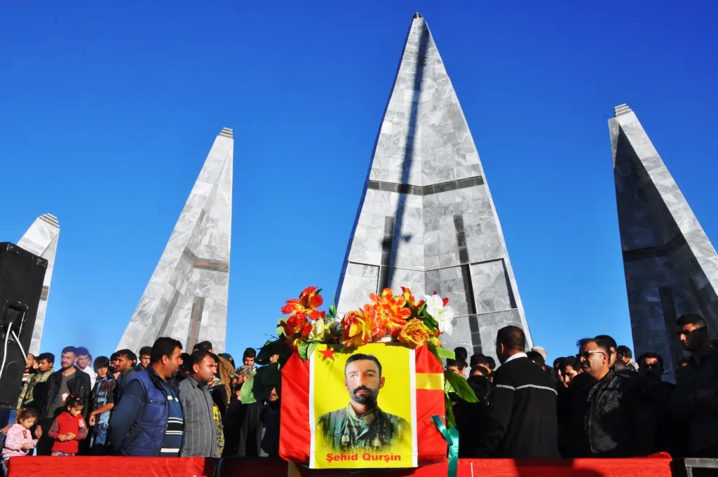Li Kobanê şehîdek hate oxirkirin û nasnemeya du şehîdan hate eşkerekirin