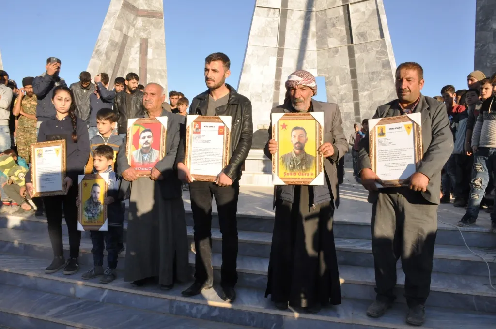 Li Kobanê şehîdek hate oxirkirin û nasnemeya du şehîdan hate eşkerekirin