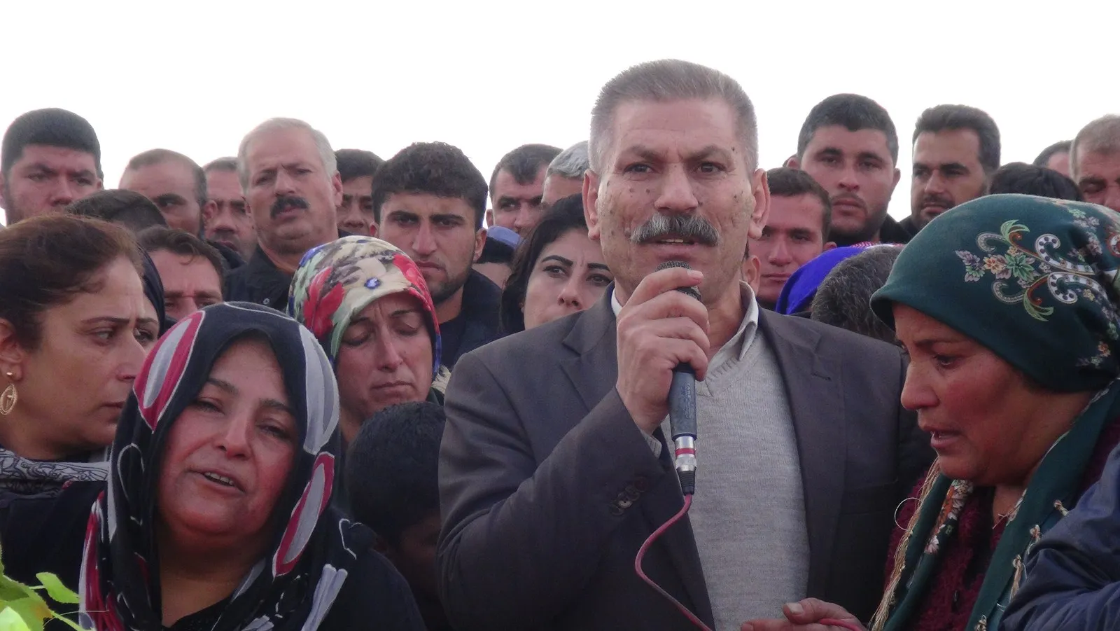 ‘Em tenê pişta xwe didin şehîd û şervanên xwe’