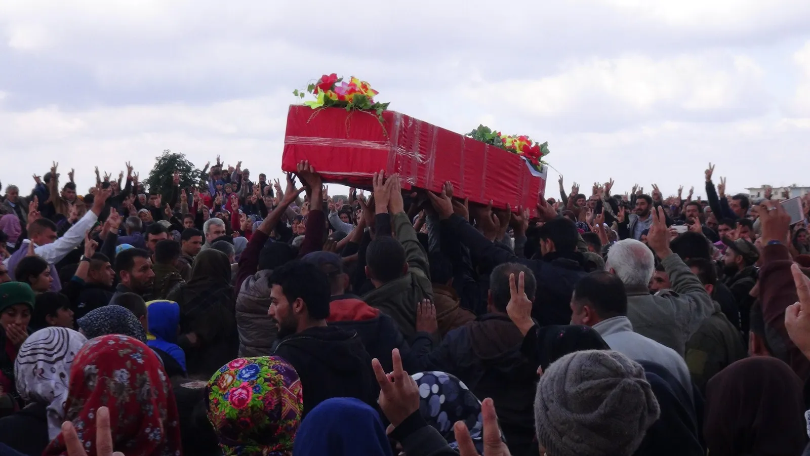 ‘Em tenê pişta xwe didin şehîd û şervanên xwe’