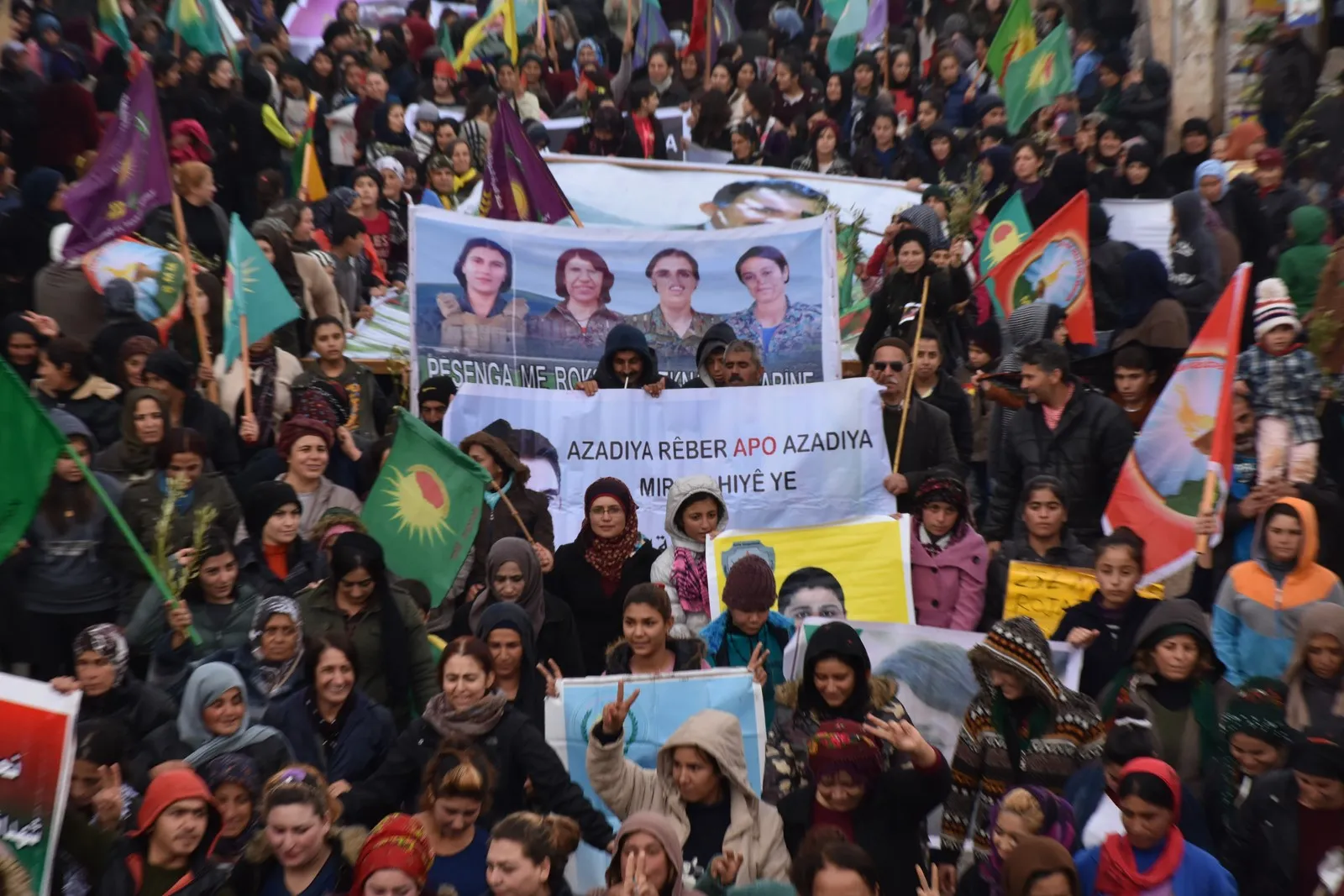 Gelê Efrînê şideta li dijî jinan şermezar kirin
