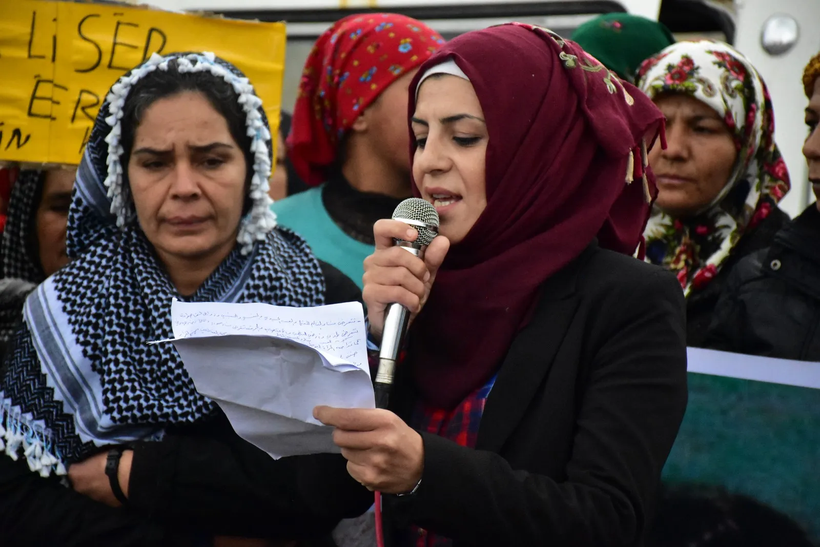 Gelê Efrînê şideta li dijî jinan şermezar kirin