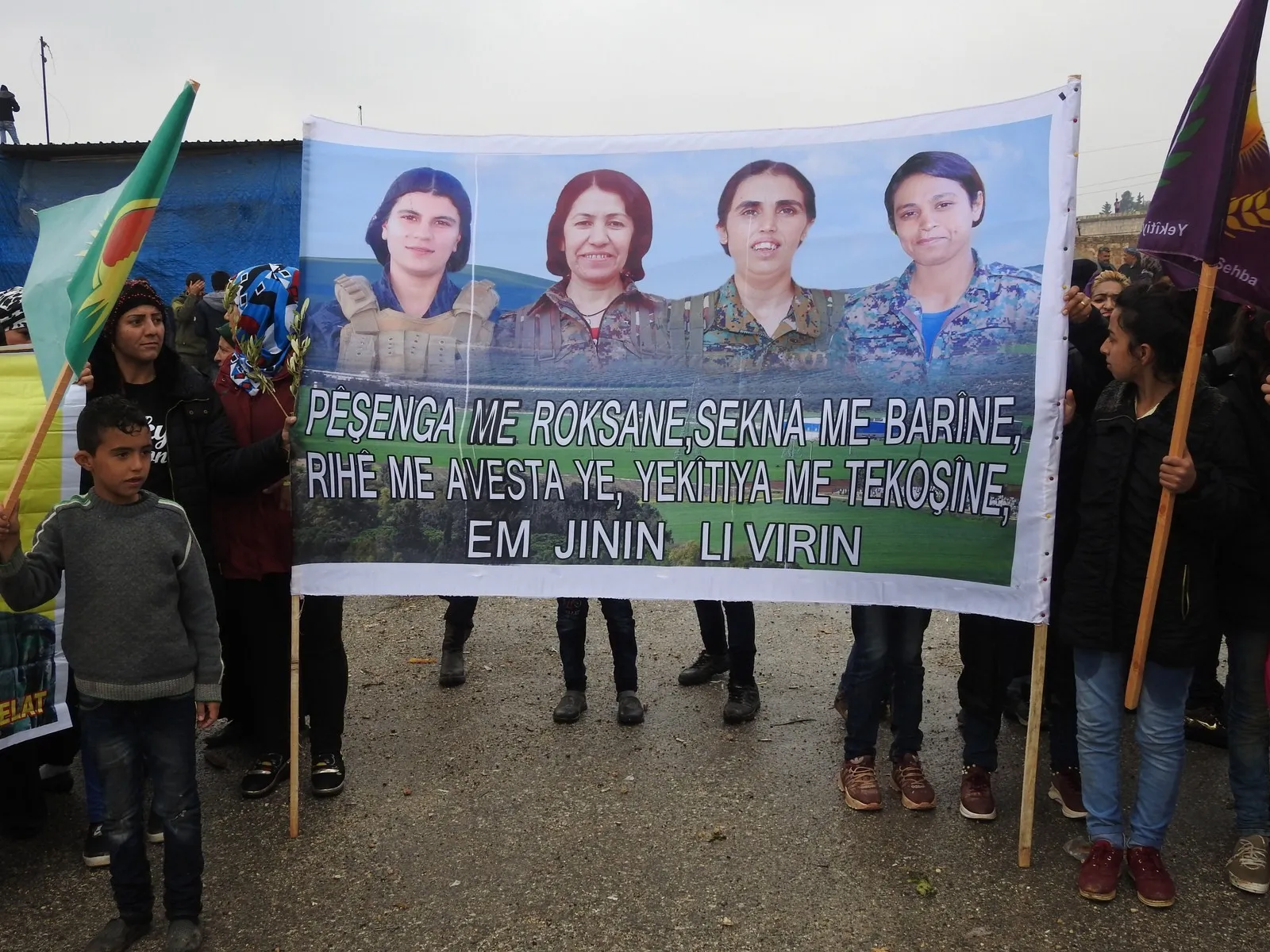 Gelê Efrînê şideta li dijî jinan şermezar kirin