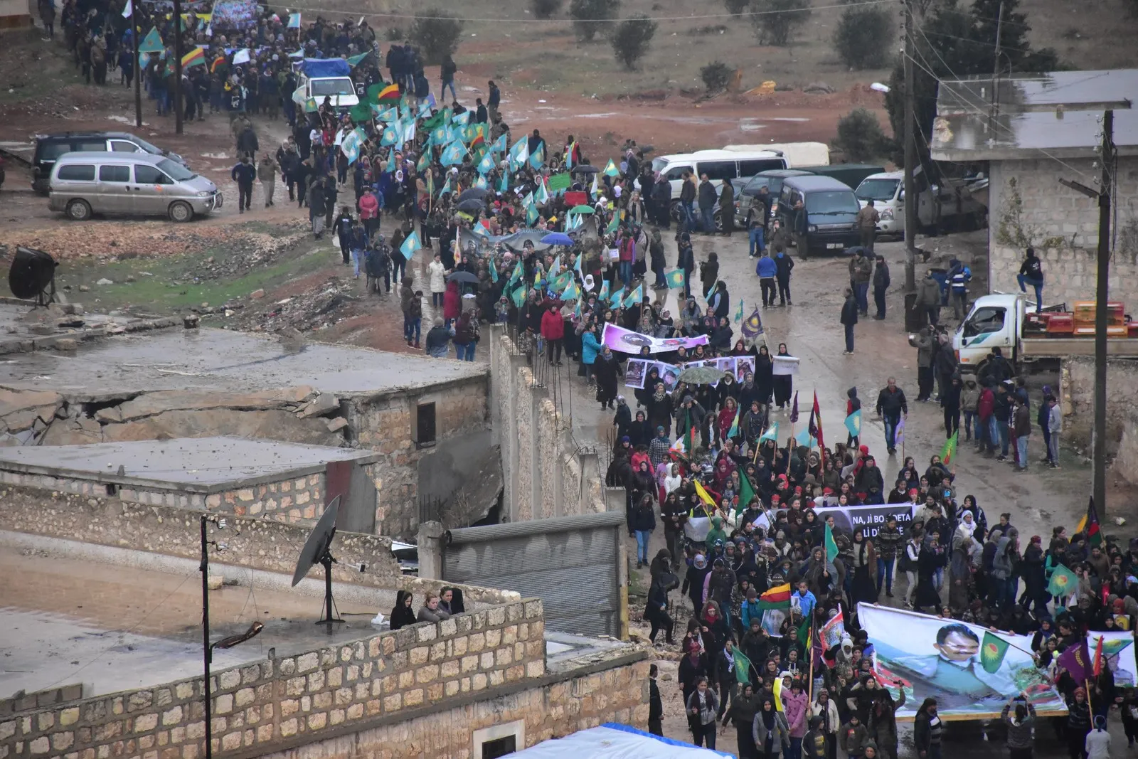 Gelê Efrînê şideta li dijî jinan şermezar kirin