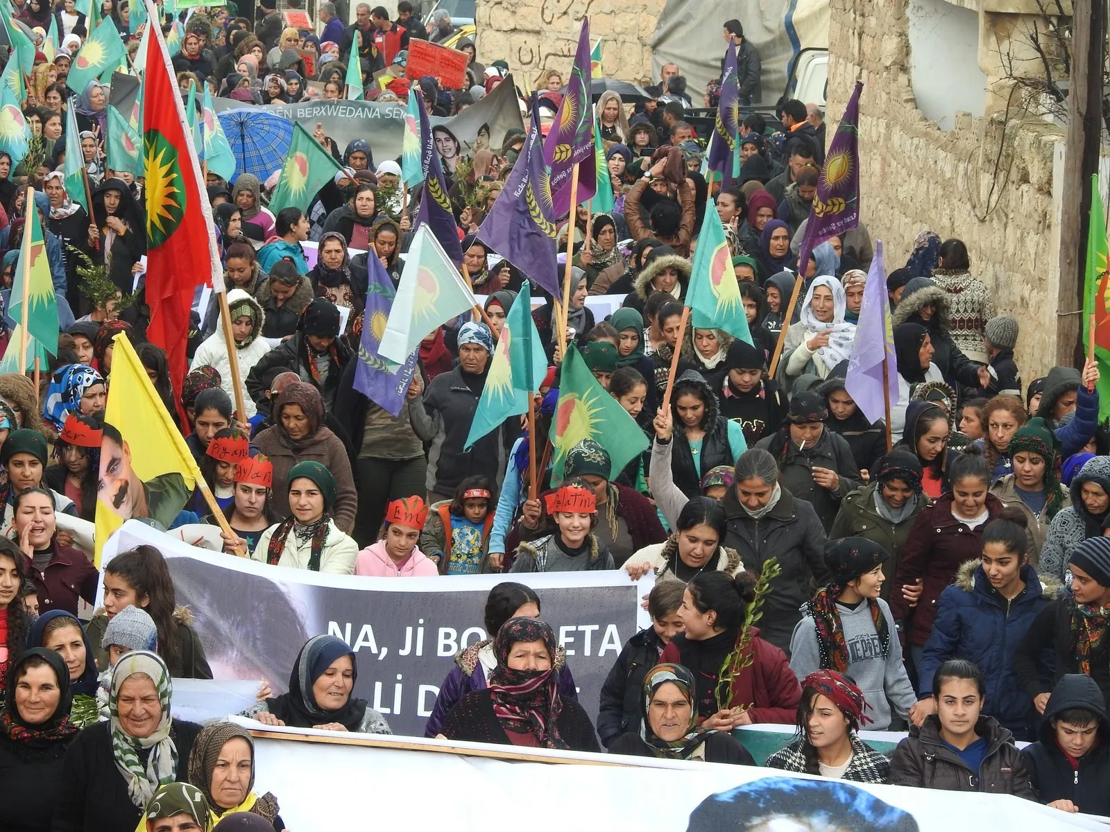 Gelê Efrînê şideta li dijî jinan şermezar kirin