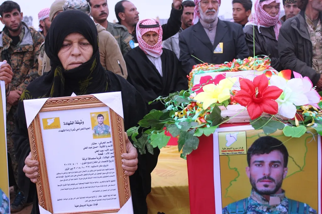 Cenazeyê şervanê QSD‘ê Muxtar bi merasîmeke girseyî hate veşartin