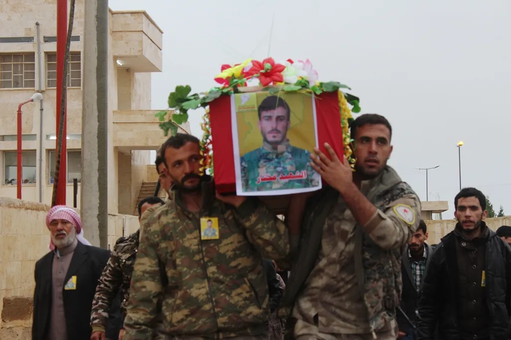 Cenazeyê şervanê QSD‘ê Muxtar bi merasîmeke girseyî hate veşartin