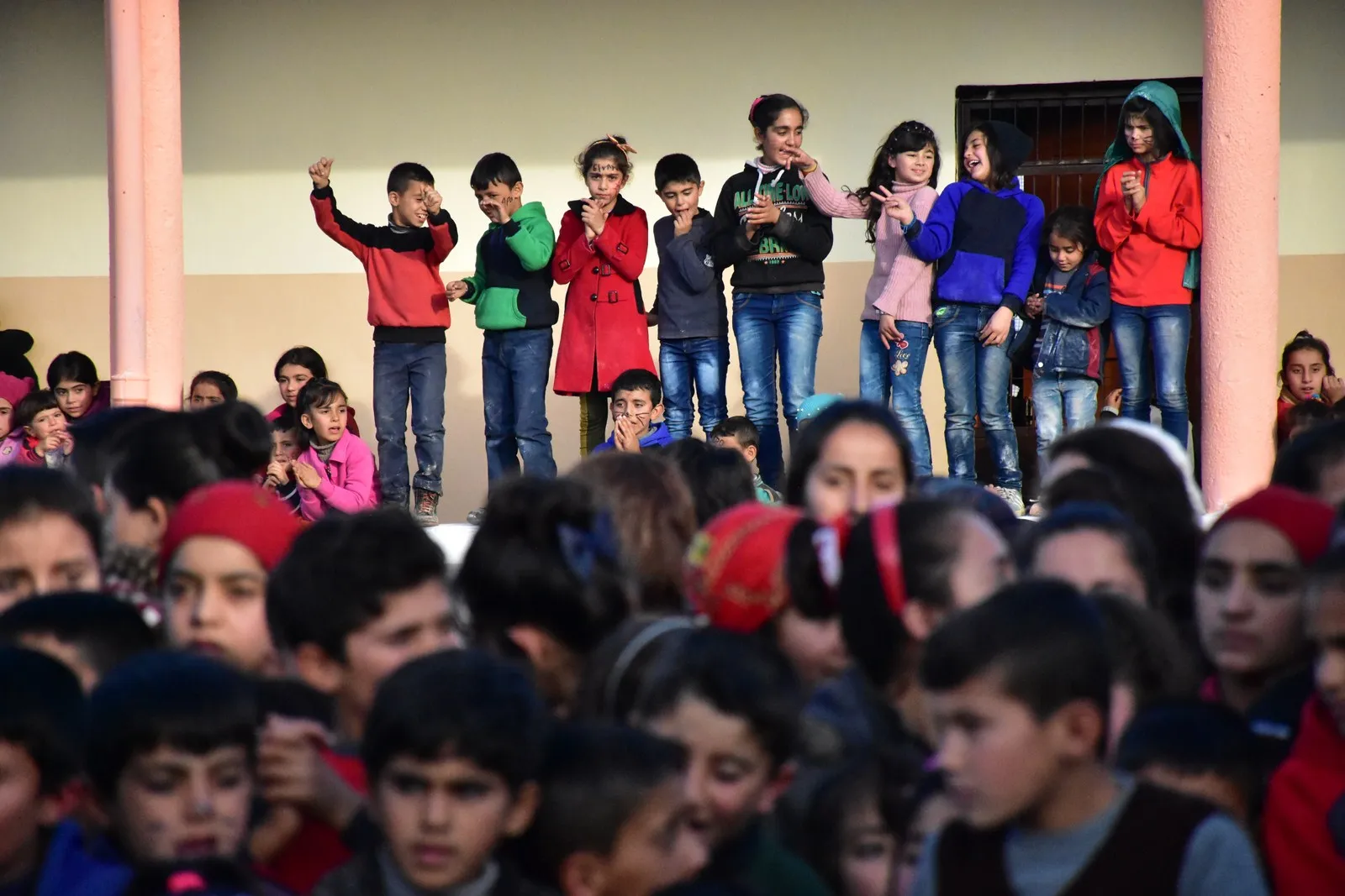 Zarokên Efrîn şad û bextewar bûn