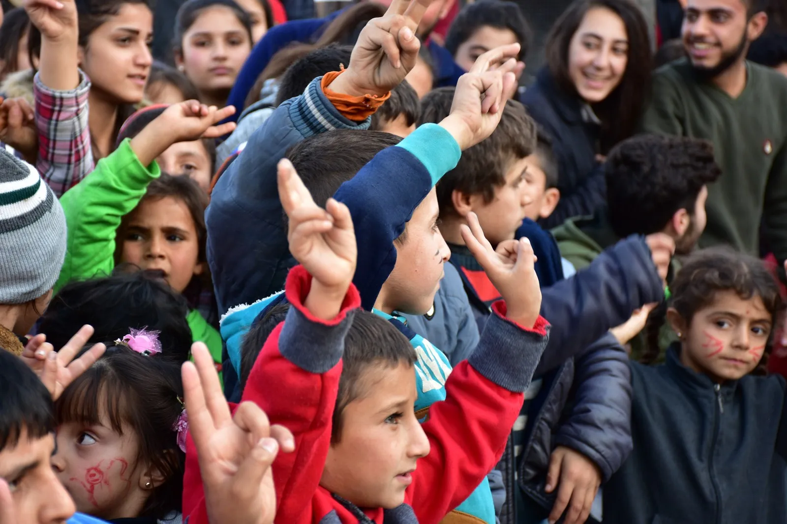 Zarokên Efrîn şad û bextewar bûn