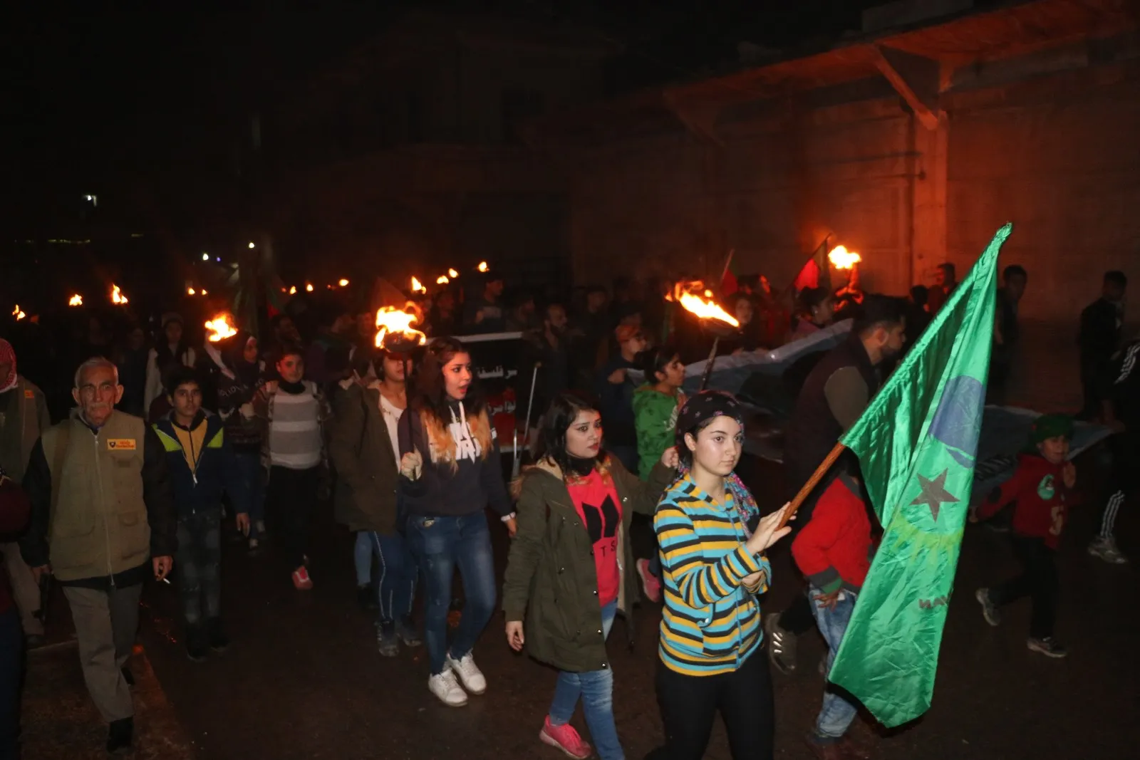 Ciwanên Helebê salvegera PKK‘ê pîroz kirin û tecrîd şermezar kirin