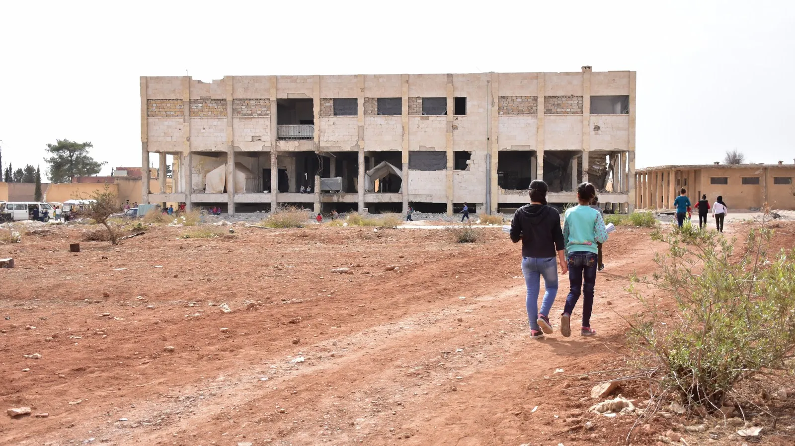 Xwendekarên Efrîn û Şehbayê bi israr xwendina xwe didomînin