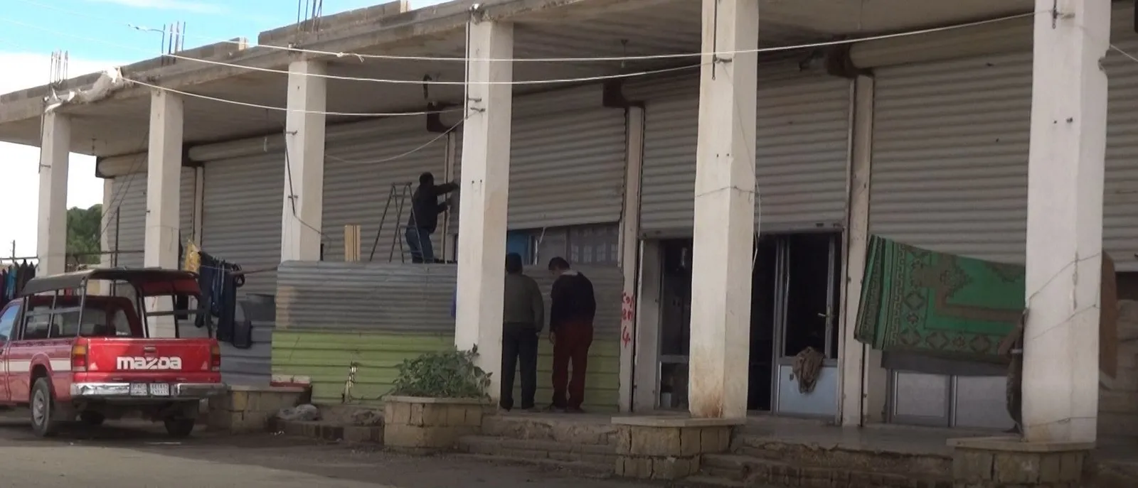 Di kavilan de dimînin û dibêjin 'Em ê vegerin Efrînê'