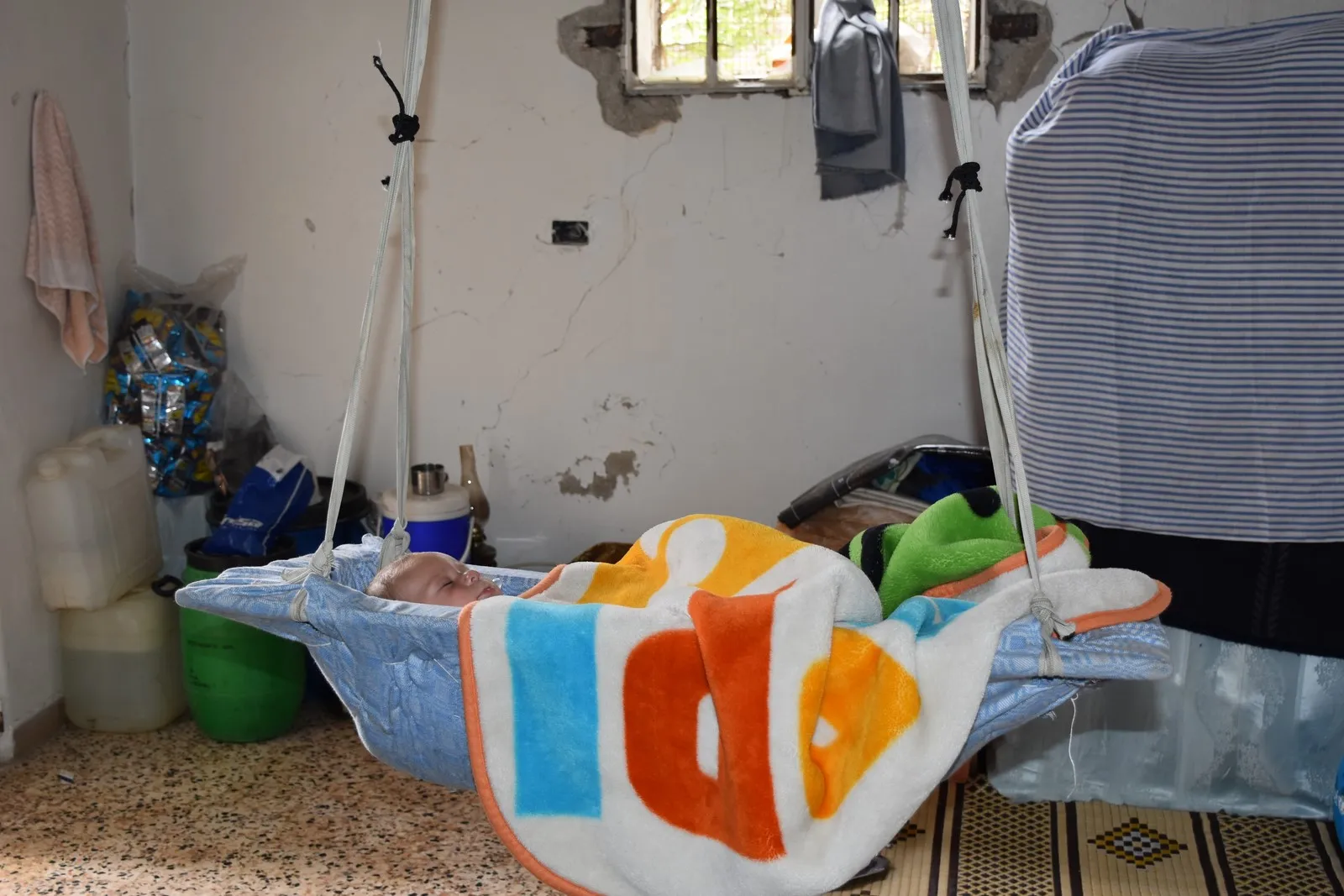 Di kavilan de dimînin û dibêjin 'Em ê vegerin Efrînê'