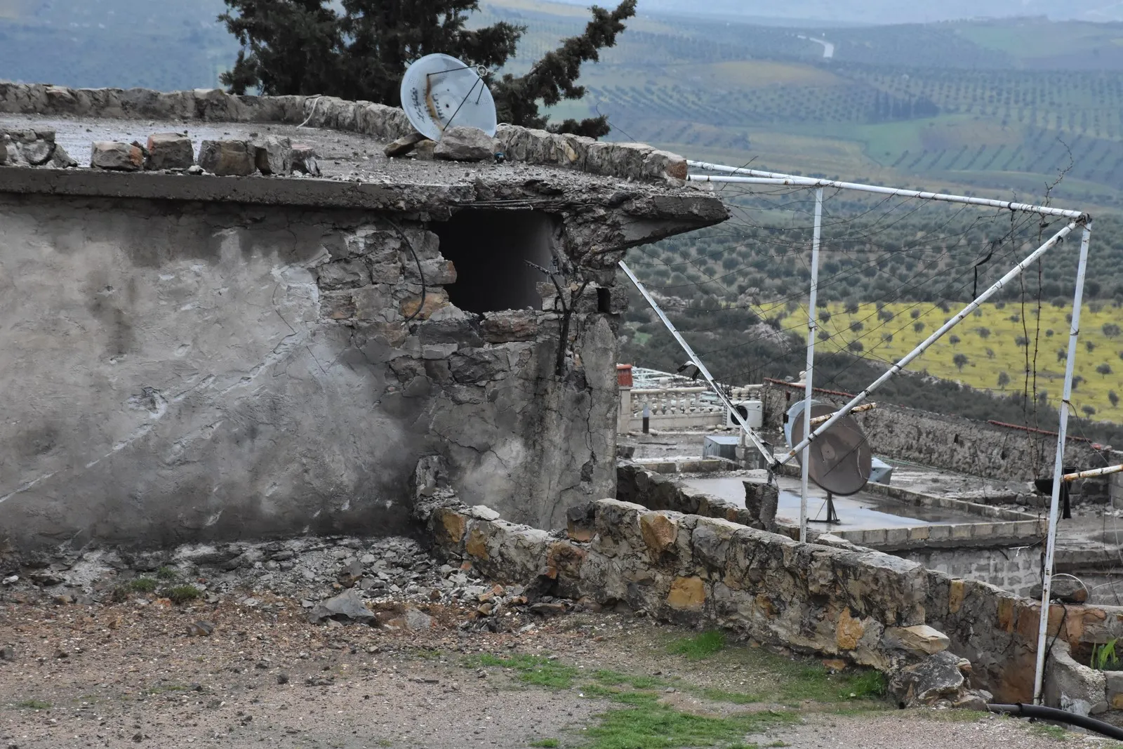 Koma hiqûqnasan li Efrînê 920 sûcên şer belge kirin