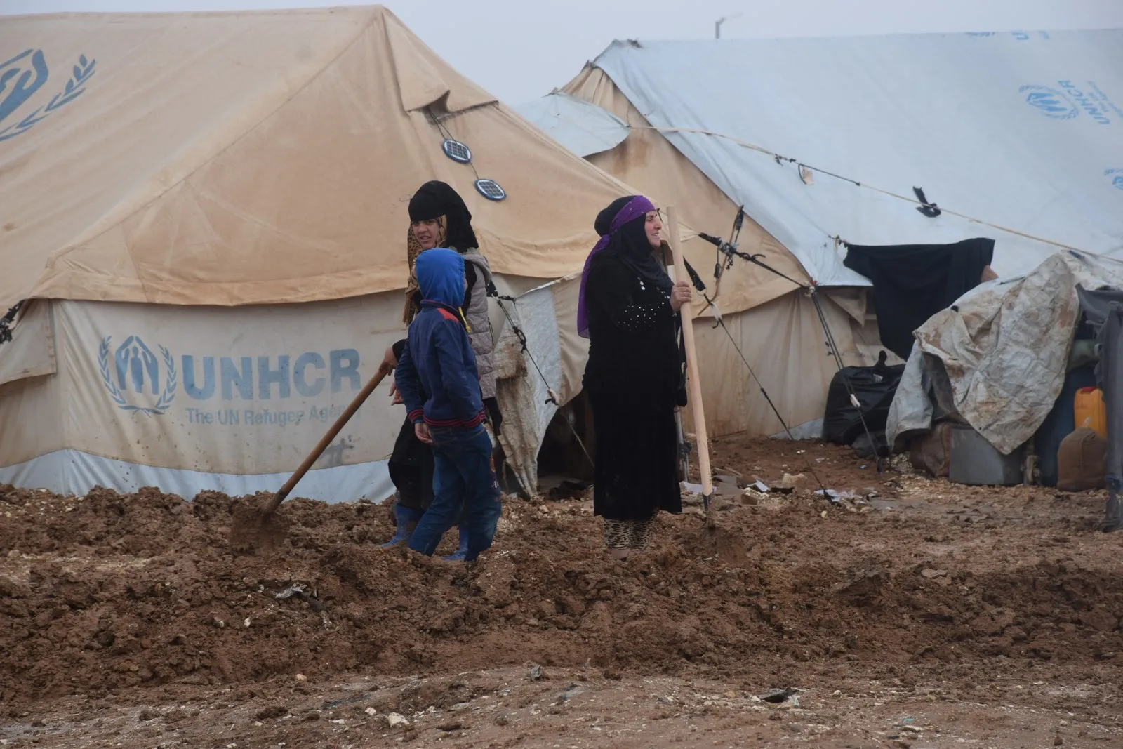 Ji ber baran û lehiyê li kampa koçberan El-Erîşe jinek mir