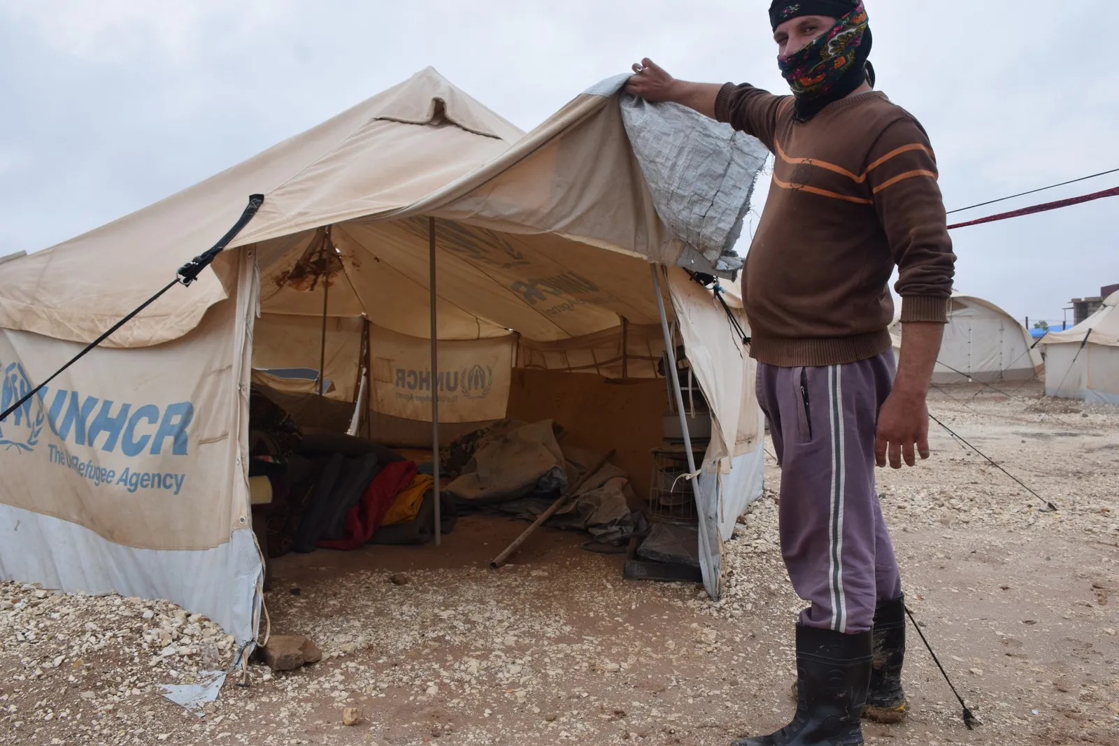 Ji ber baran û lehiyê li kampa koçberan El-Erîşe jinek mir
