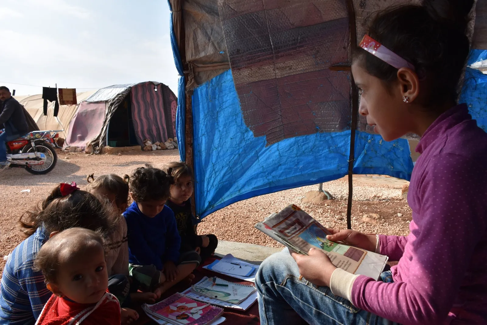 Zaroka 9 salî, zarokên kampê fêrî zimanê kurdî dike
