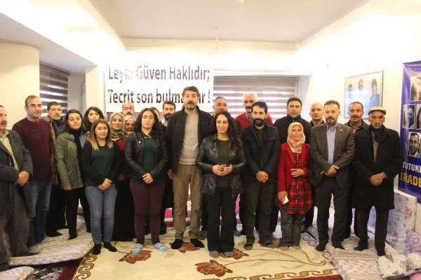 HDP'yiyan li Amed û Wanê greva birçîbûnê dest pê kir