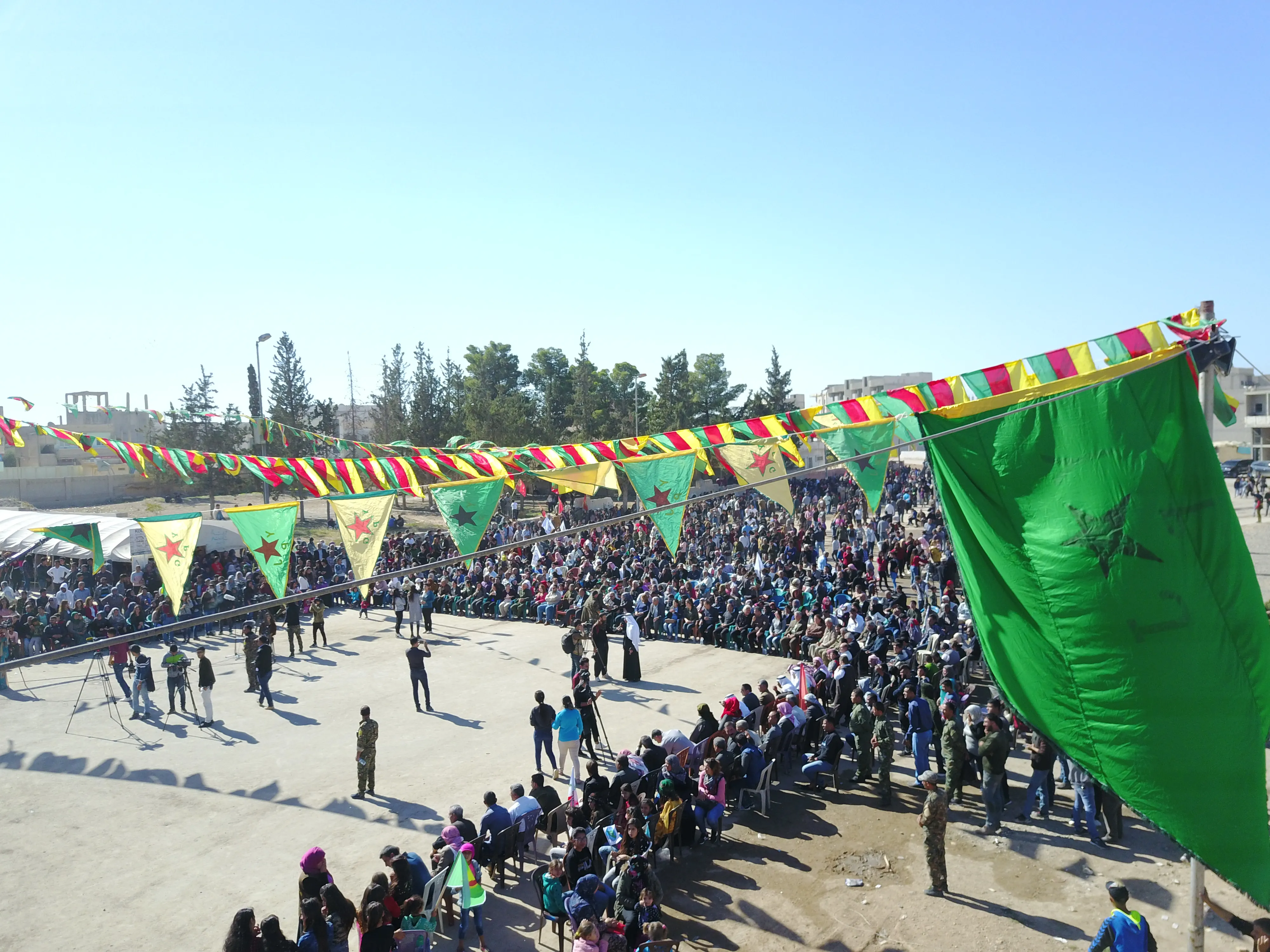 Şahiya roja cîhanî ya piştgiriya bi berxwedana Kobanê re dest pê kir