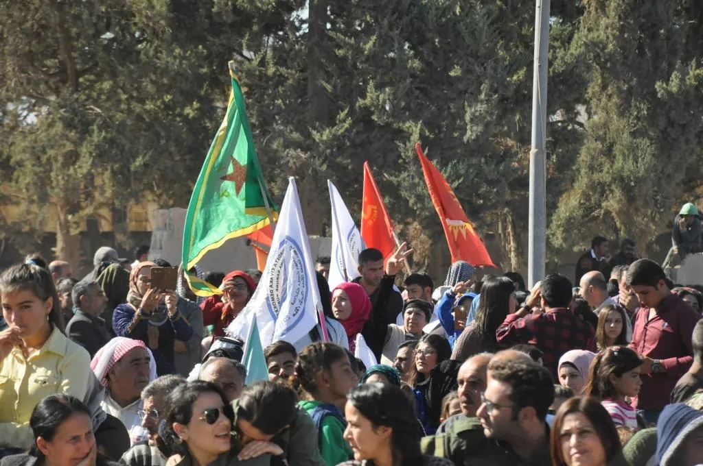 Şahiya roja cîhanî ya piştgiriya bi berxwedana Kobanê re dest pê kir