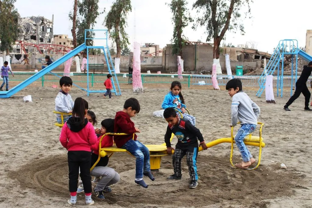 Piştî sererastkirina parkan, şadiya zarokên Reqayê vedigere