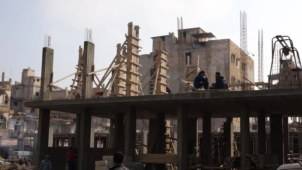 Piştî vegera şêniyan tevgera avakirinê li Reqayê geş bûye