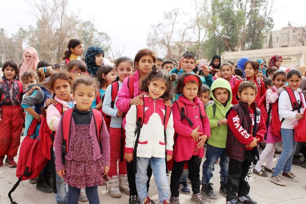 Di nav wêraniyê de israra xwendinê ya zarokên Reqa’yê   