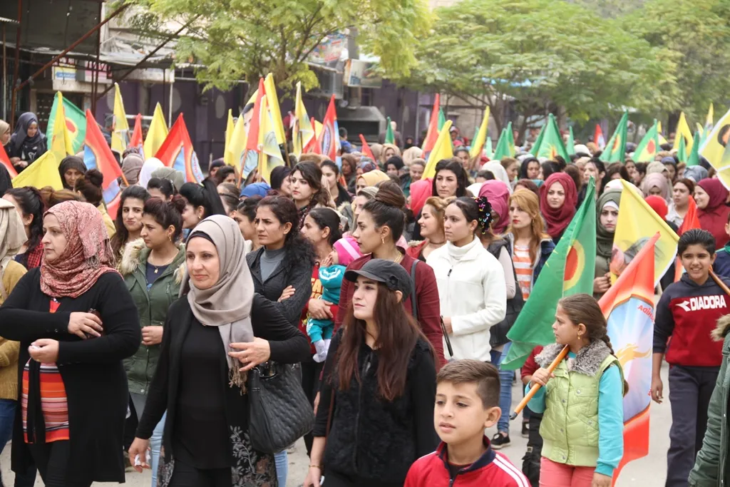 Pêkhateyên Serêkaniyê li dijî dagirkeriyê li ser pêyan in