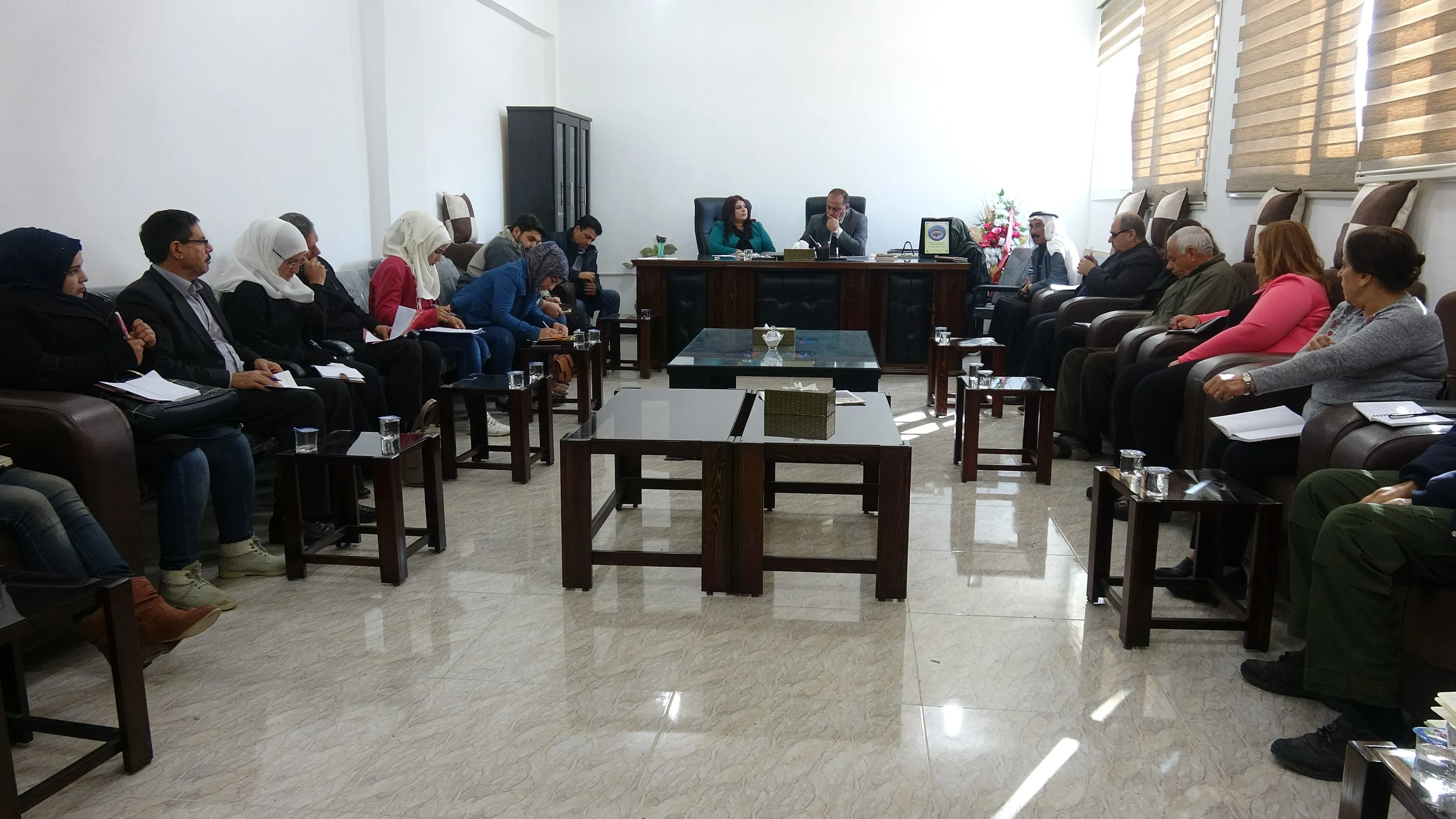 Meclîsa Rêveber a Rêveberiya Xweser bi desteyên xwe re civiya