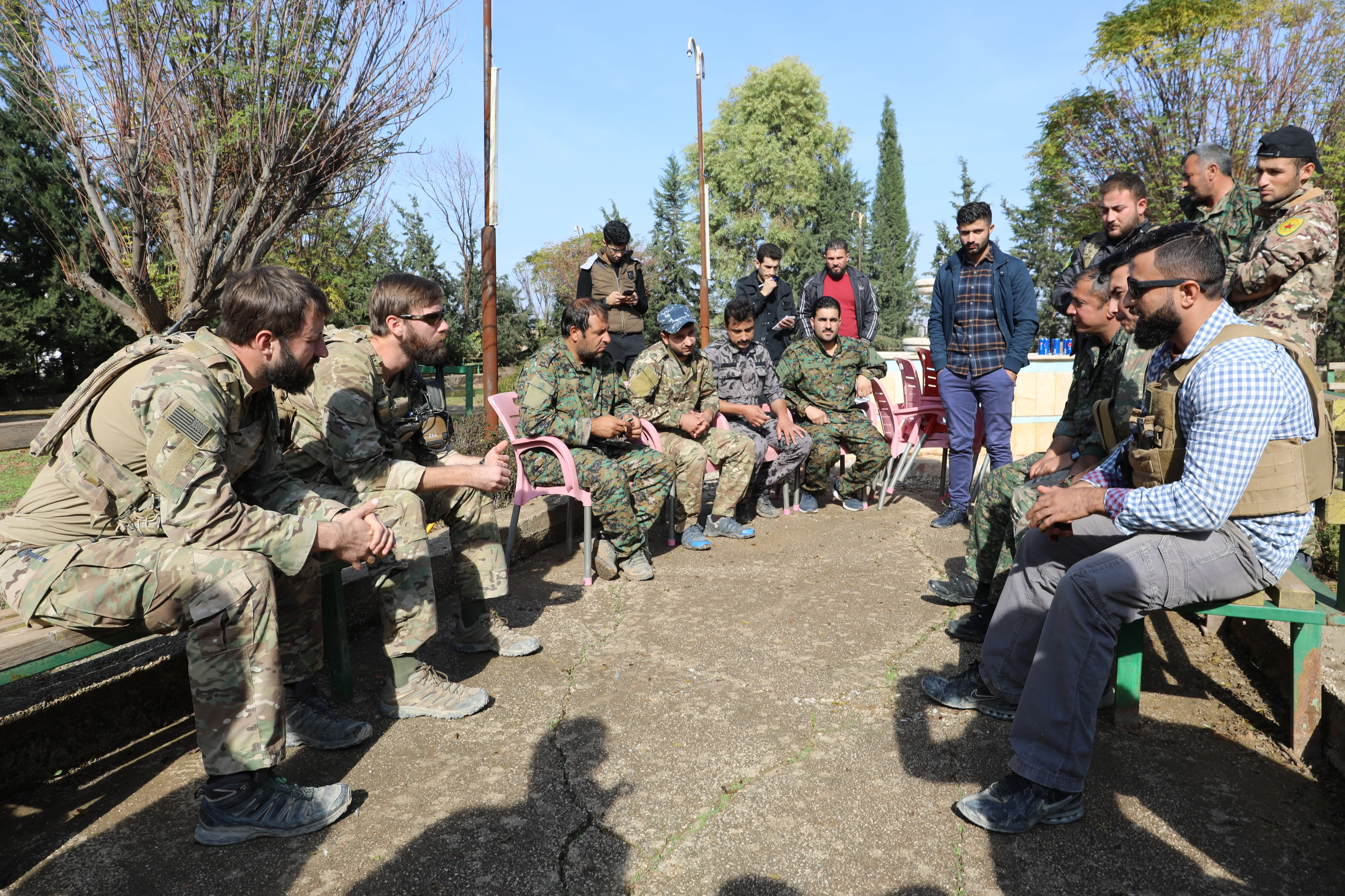 Şandeyeke Koalîsyonê û fermandarên QSD'ê destdirêjiyên Tirkiyê gotûbêj kirin