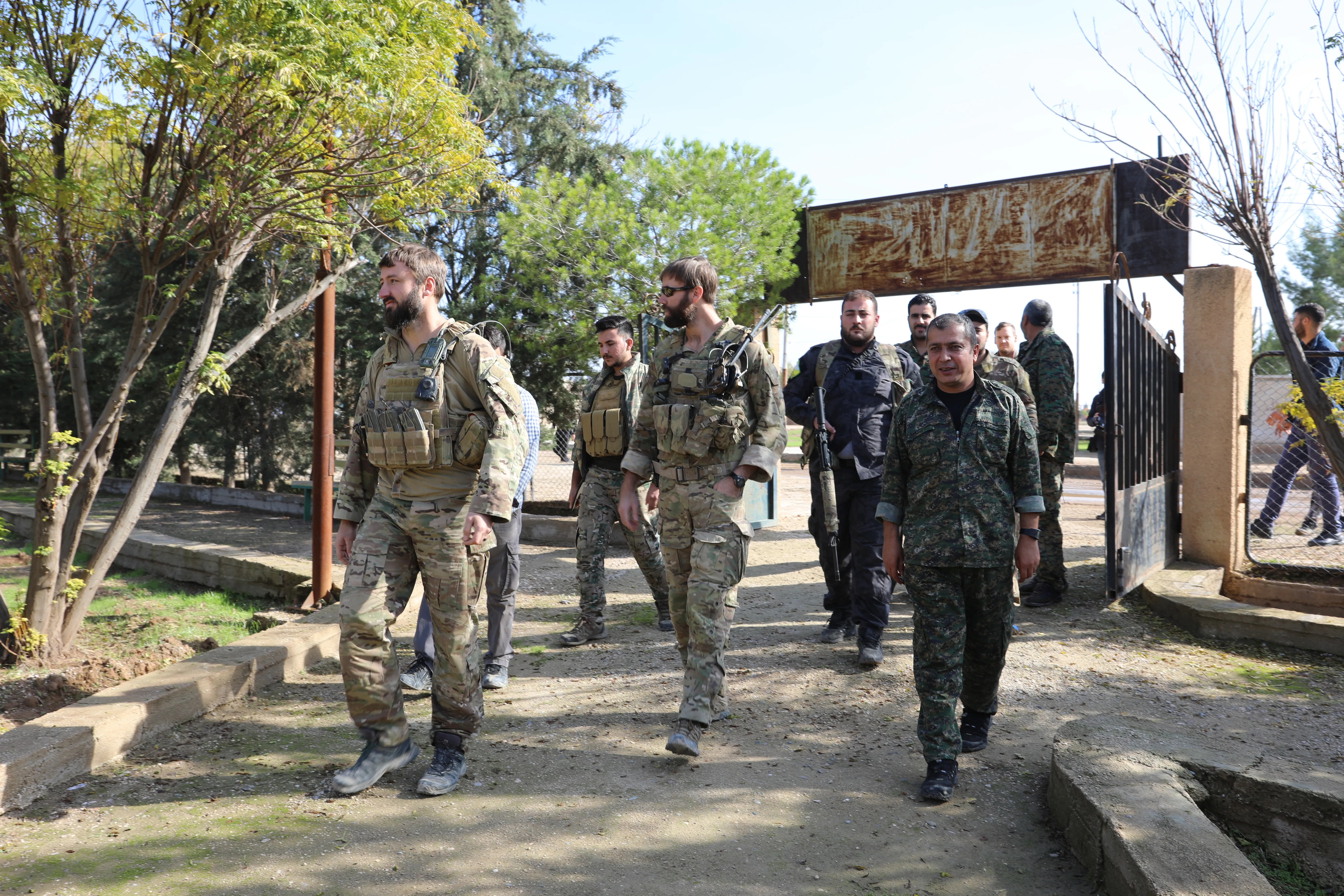 Şandeyeke Koalîsyonê û fermandarên QSD'ê destdirêjiyên Tirkiyê gotûbêj kirin