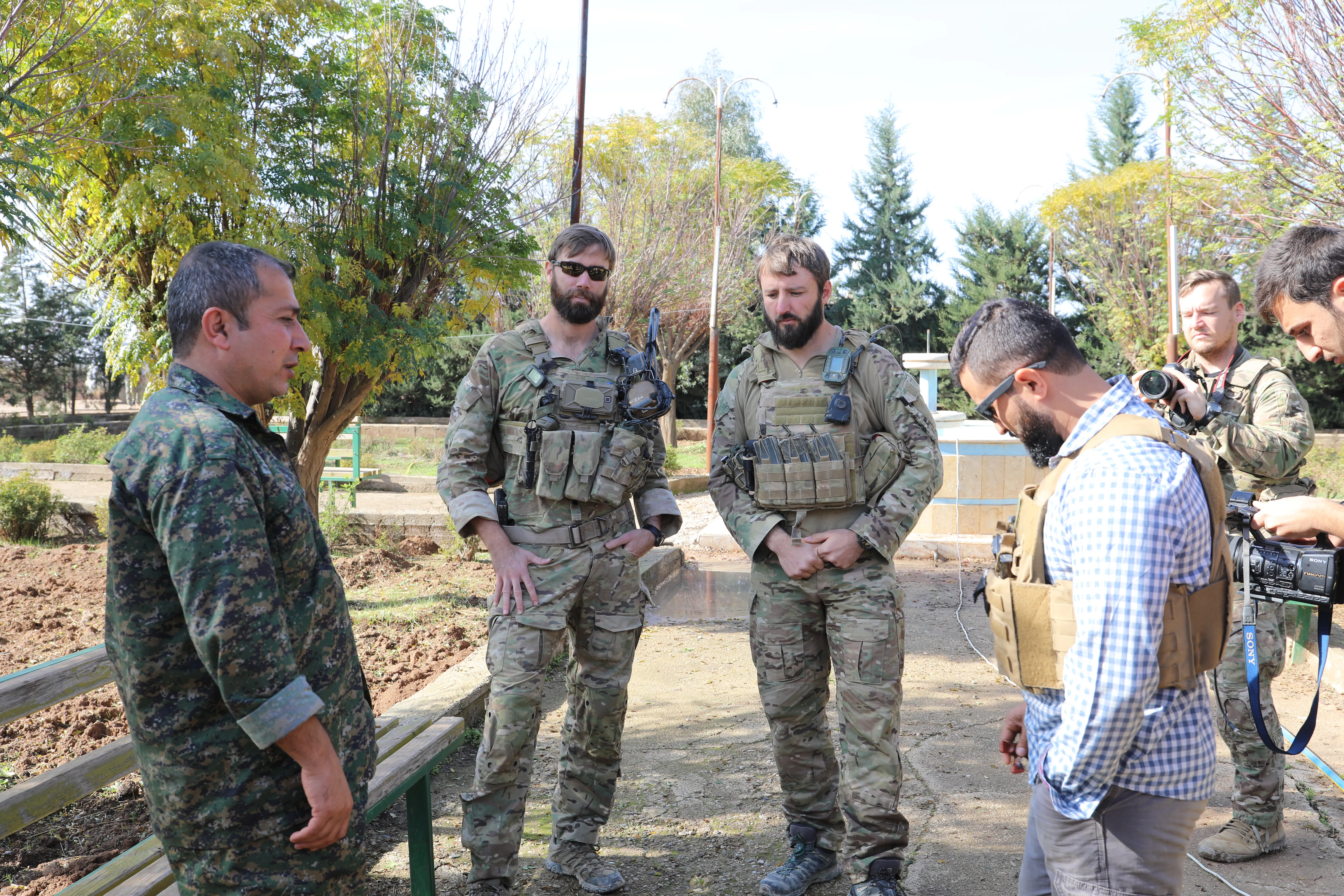 Şandeyeke Koalîsyonê û fermandarên QSD'ê destdirêjiyên Tirkiyê gotûbêj kirin