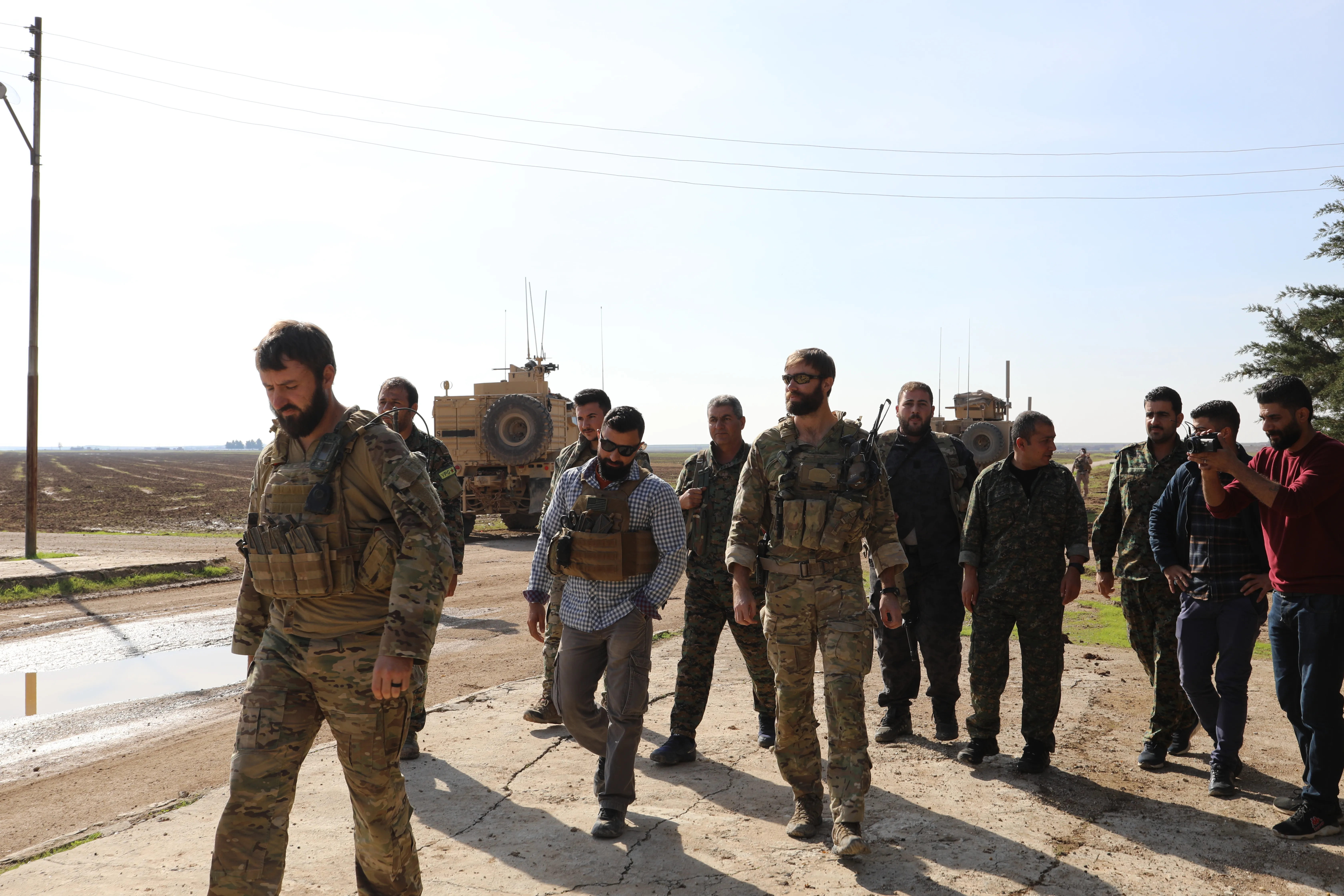 Şandeyeke Koalîsyonê û fermandarên QSD'ê destdirêjiyên Tirkiyê gotûbêj kirin