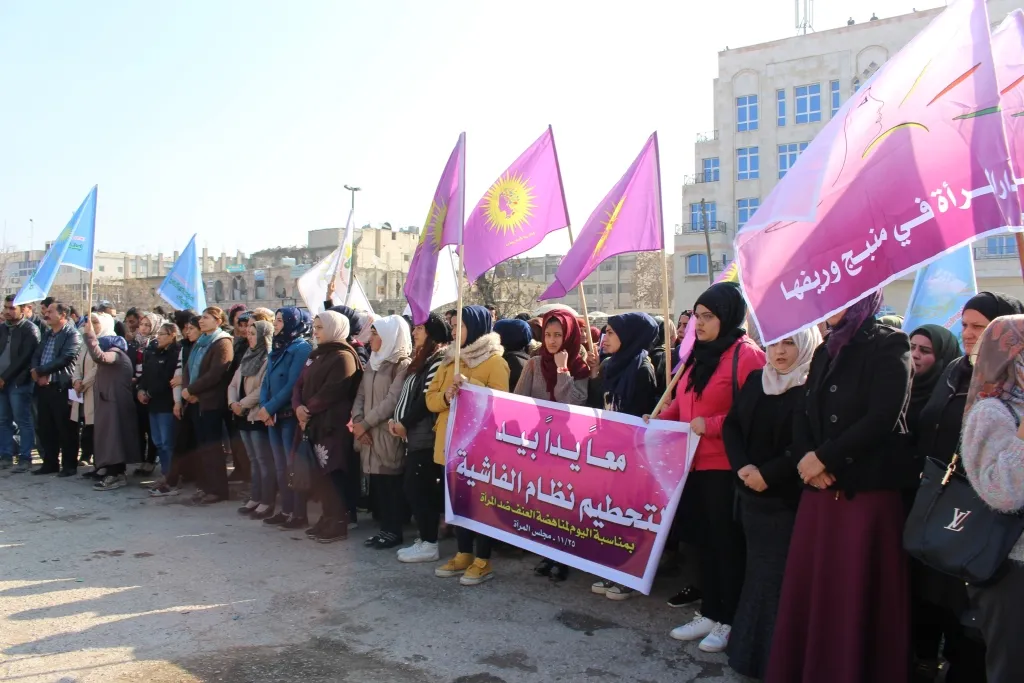 Jinên Minbicê ji bo Roja Têkoşîna li dijî Şîdeta li ser Jinan çalakî lidar xistin