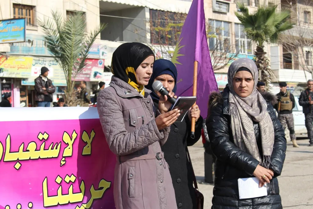 Jinên Minbicê ji bo Roja Têkoşîna li dijî Şîdeta li ser Jinan çalakî lidar xistin