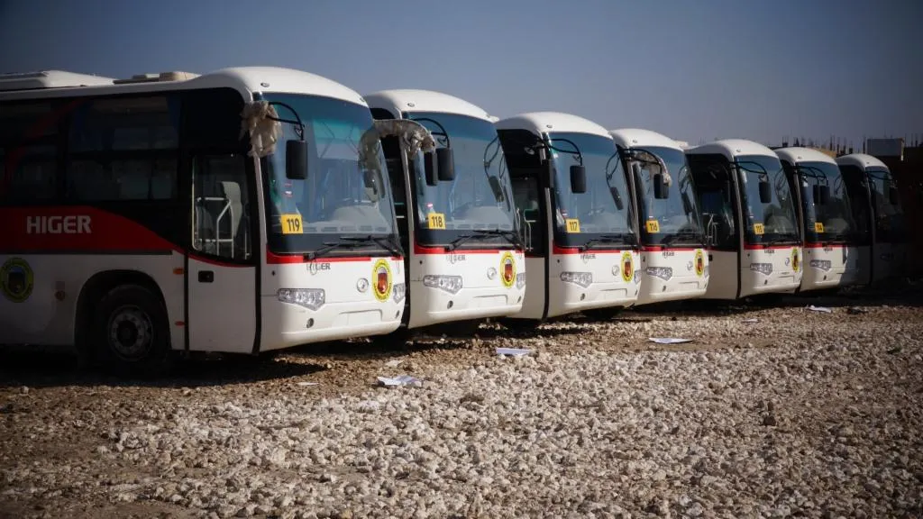 Otobusên nû ji bo veguhastina hundirîn gihaştin Reqayê