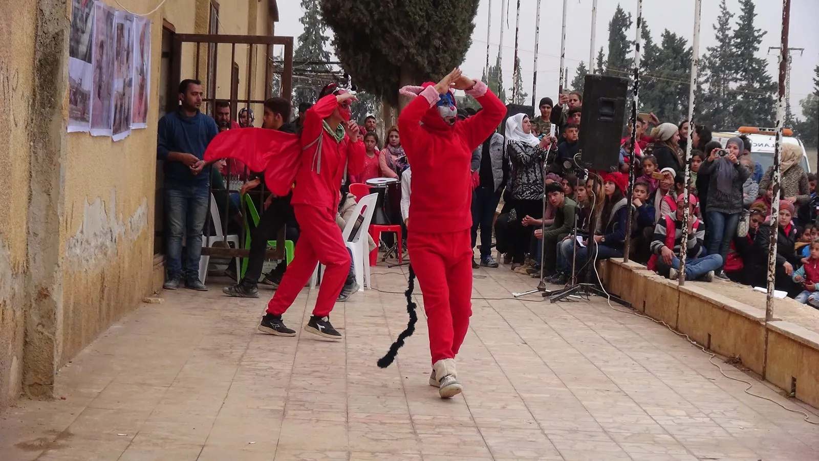 Zarokên Efrîn û Şehba şahiya roja xwe lidar dixin