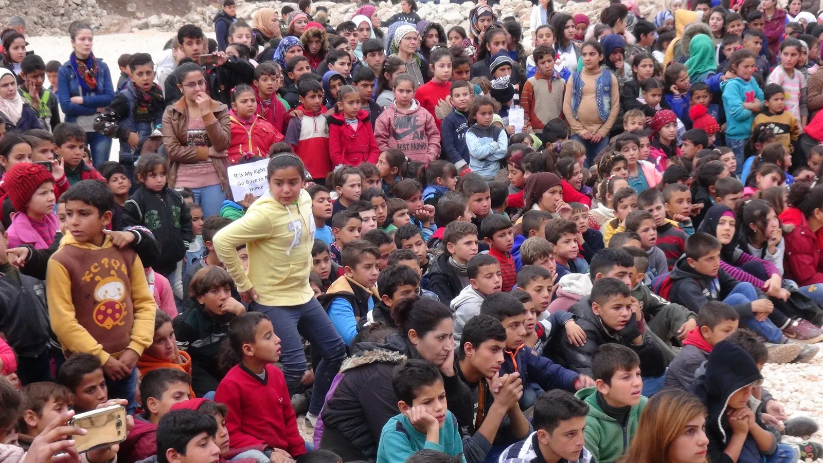 Zarokên Efrîn û Şehba şahiya roja xwe lidar dixin