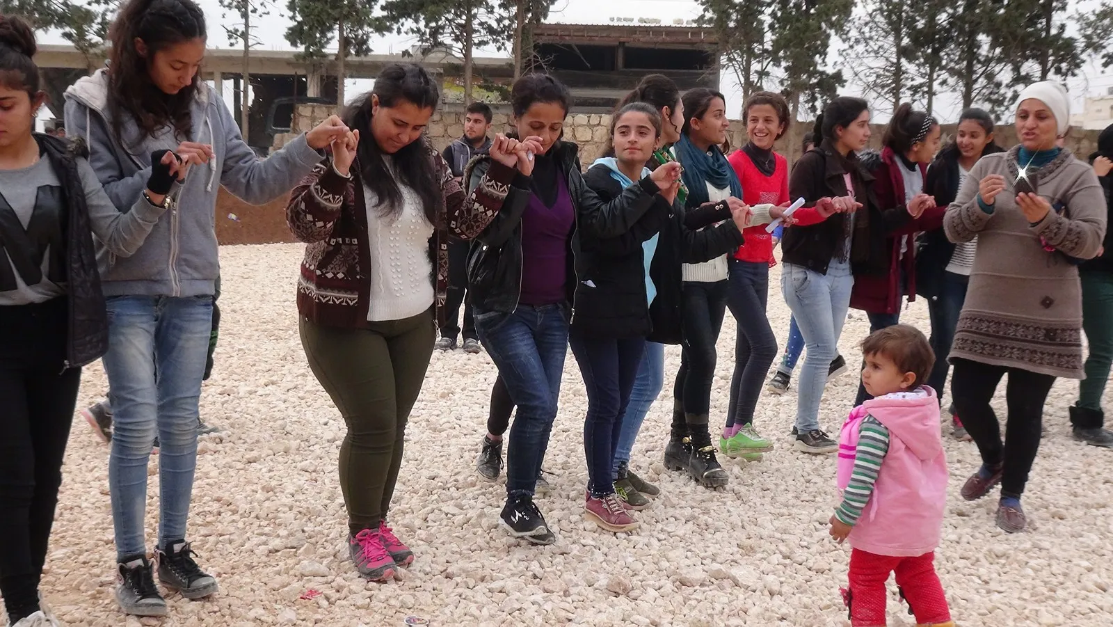 Zarokên Efrîn û Şehba şahiya roja xwe lidar dixin